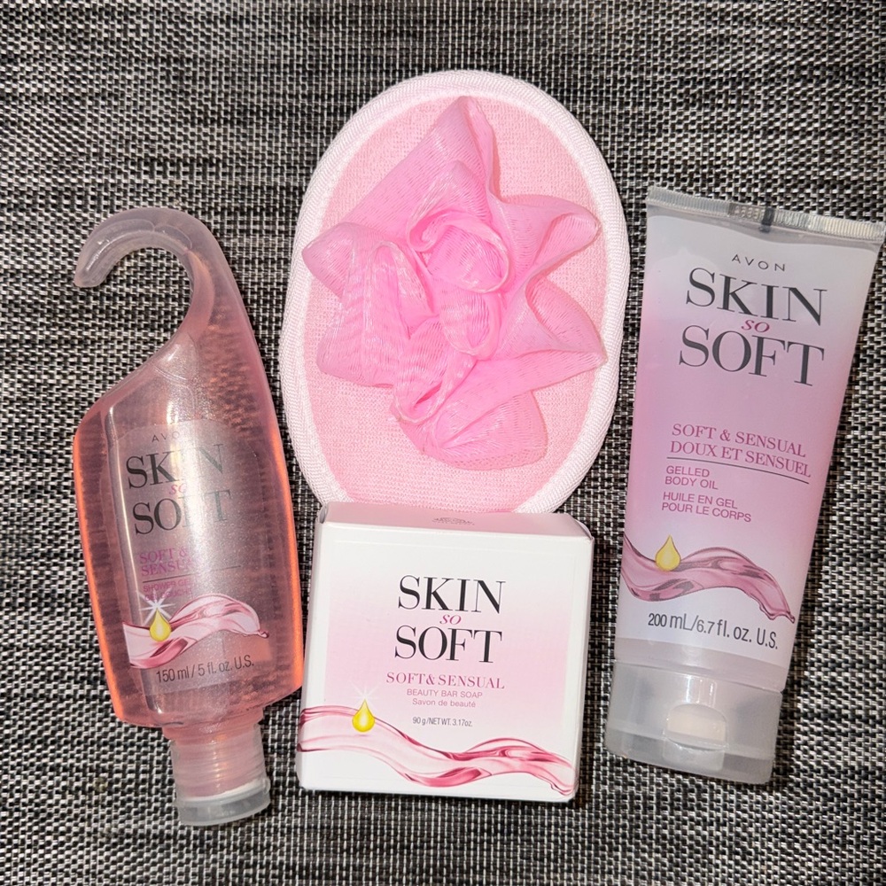 Avon Skin So Soft Soft & Sensual Set with Dual sided Cleansing Pad - Picture 1 of 1
